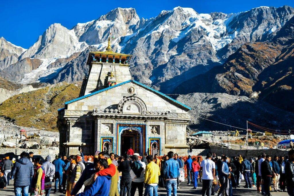 Front view of Kedarnath Jyotirlinga Temple surrounded by snow‑capped Himalayas