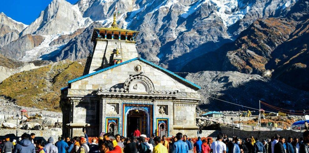 Front view of Kedarnath Jyotirlinga Temple surrounded by snow‑capped Himalayas