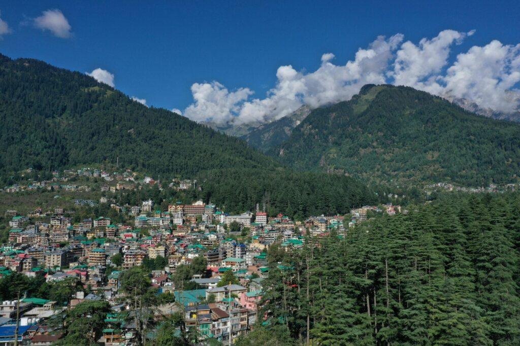 Shimla local sightseeing tour view of colonial buildings and Himalayan hill station roads