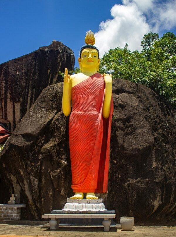 Scenic Sri Lanka travel tour combining luxury comfort and budget‑friendly highlights